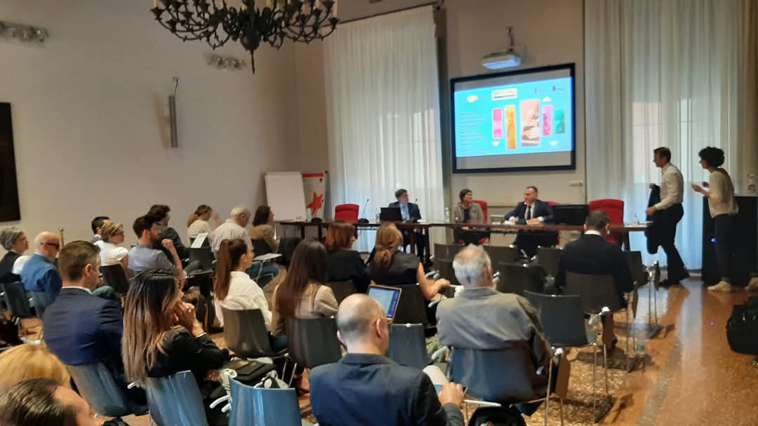 Il pubblico durante il convegno microfinanza